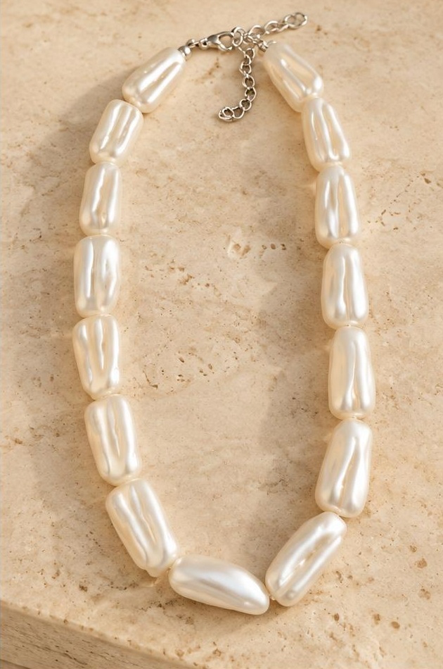 Baroque-style Bead Necklace on travertine